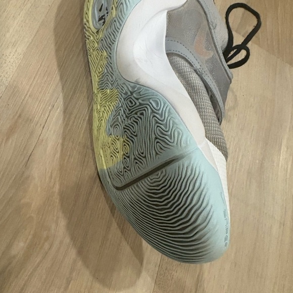 Nike Gray and Orange Athletic Shoes with Modern Design - Picture 5 of 7